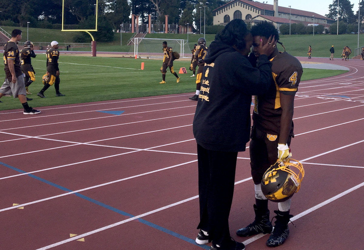 Mom says a pregame prayer with Jamal Dixon.